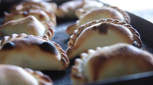 Empanadas son las tucumanas: masa casera con matambre picado a cuchillo. No son empanadas si no ¿que no? | el tucumano