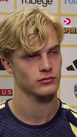 Tiene una tristeza en los ojos que solo se ve en el porno gay de Europa del Este o en alguien que pagó Direct TV para ver como Martinez Quarta le cagaba un partido a River una vez más