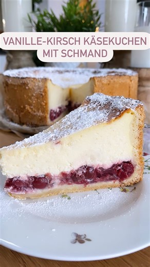 🍒Vanille-Kirsch Käsekuchen mit Schmand 🍒Backofen auf 180 Grad O/U vorheizen und eine 26er Springform mit Backpapier auslegen komplett einbuttern 🍒1 großes Glas Kirschen (Abtropfgewicht 370g) abtropfen lassen und die Flüssigkeit auffangen 🔖Boden 90 g weiche Butter 90 g Zucker 220 g Mehl 1 Ei Gr. M-L 1 /2 Pack Backpulver 1 TL Vanillezucker 🍒alles verkneten ( im TM 30 Sek/Stufe 4) 🍒Teig bis zum Springformrand hochziehen 🔖 Kirschfüllung aufgefangenen Saft (sind etwa 330 ml ) 50 g Zucker 1 Pac
