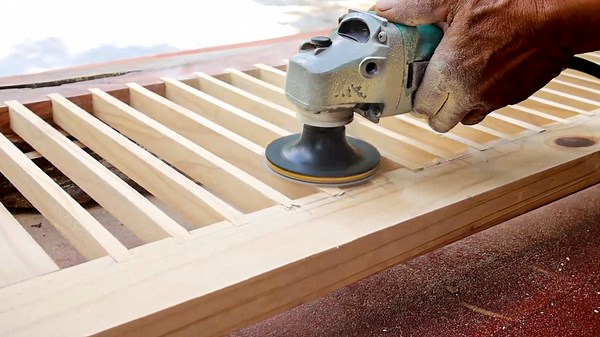 Creative Woodworking with Reclaimed Wood: Build a Table with an Innovative, Groundbreaking Design