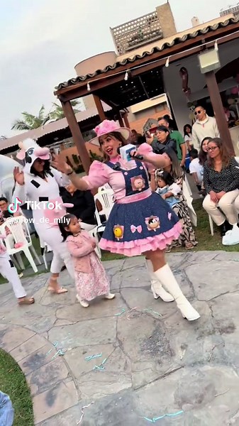Hermosas vaquitas 🐮 disfrutamos la diversión junto a las mamitas 🥳 #granjadezenon #vacalola #fiestatematica #animadorainfantil #showinfantilperu