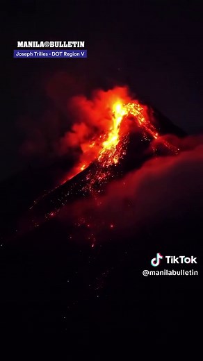 'BEAUTIFUL DISASTER' WATCH: A netizen captured on video the continued flow of pyroclastic density current, locally known as “uson,” at Mayon Volcano on January 8, 2026, in Barangay Bogña, Legazpi City. The uploader, Joseph Trilles, said there was more lava flowing on Thursday night compared to the night of January 7. (Video Courtesy of Joseph Trilles, DOT Region V) #ManilaBulletin #MBNews #mb125 #NewsPH
