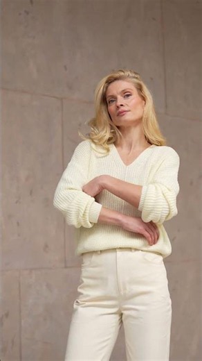 Cropped Knit V-Neck Sweater for Soft Neutral Outfits | MammyHug #fashionstyle