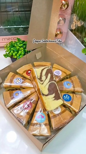 BOLU MARMER Bahan : 🌵 6 butir telur : 12.000 🌵 175 gr gula pasir : 3.150 🌵 1/2 sdt vanili : 500 🌵 2 sdt sp : 2.000 🌵 200 gr tepung terigu pro sedang : 3.000 🌵 20 gr tepung maizena : 500 🌵 1 bungkus susu bubuk ( @26 gr) : 4.000 🌵 100 gr margarin : 3.500 🌵 50 gr minyak goreng : 1.000 🌵 1 sdm coklat bubuk : 2.600 🌵 1 sdt pasta coklat : 1.000 Total Modal : 33.250 Total kue : 12 potong 33.250 : 12 = 2.770 bisa dijual 5.000 an per satuannya. ini blom termasuk harga plastik opp ya,aku lupa b