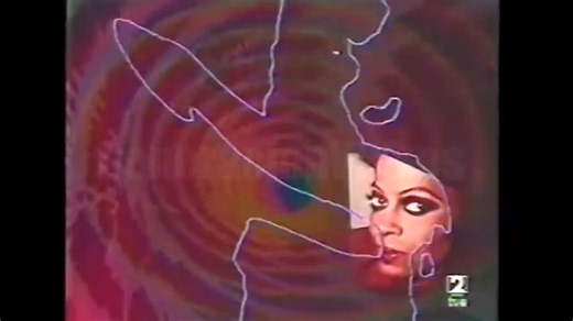 ¿Te acuerdas de "A uan babuluba balambambu"? Era un programa musical que se emitió por la segunda cadena de RTVE entre 1985 y 1986. Lo presentaba por Carlos Tena. Según palabras del propio Tena era «un espacio de contenido musical fundamentalmente, en base a una entrega en plan revista donde hay desde un análisis de la música a todos los niveles y estilos, hasta vídeos antiguos y modernos, así como figuras de ayer y de hoy… todo completado con entrevistas y reportajes». | Generación VHS