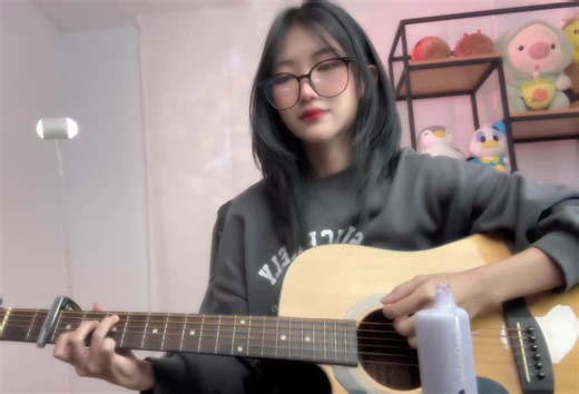 Apaw Yan Myr: Captivating Guitar Cover Performance