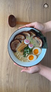 Preparo el RAMEN Favorito de NARUTO 🍜 👉 Receta completa con ingredientes y cantidades en mi canal de YT El año pasado me leí todo el manga de Naruto y me entraron muchas ganas de aprender a preparar su ramen preferido. Ha sido una receta que ha llevado muchas horas pero el resultado ha sido espectacular 😍 ¡Estoy súper orgullosa de este ramen! ¡Espero que disfrutes mucho el vídeo y la receta! ©Cocinaconcoqui #cocinaconcoqui #ramen #naruto #ichiraku #narutoramen | Cocinaconcoqui