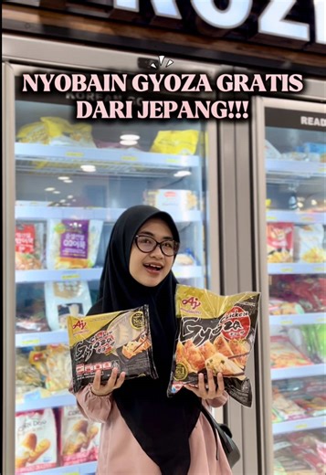Nyobain Snack autentik Japan di Booth Gyoza Testing Experience🇯🇵🥟 Gyoza Ajinomoto dimasak dengan metode *Pan Fried Gyoza Japanese Style* — crispy di luar, juicy di dalam! Isi 10 pcs pas buat first try, tapi hati-hati karena pasti nagih!😭 Kalau udah jatuh cinta, langsung pilih isi 30 pcs buat stock di freezer. Karena beneran deh, Satu Gyoza Aja Nggak Cukup! Boothnya ada setiap weekend (jumat, sabtu & minggu) 2 Januari - 15 Februari 2026 Ada di Supermarket berikut: 📍JAKARTA (Papaya, Aeon, Dia