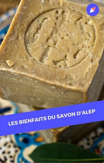 A base d'huile d'olive et de baies de laurier, le savon d'Alep est connu en cosmétique pour ses vertus désinfectantes, antiseptiques et apaisantes. Découvrez en plus, sur les bienfaits du savon d'Alep en vidéo. #savondalep #savon #cosmetique #bienfaits #naturels #vertus #desinfectantnaturel #antiseptique | Doctissimo