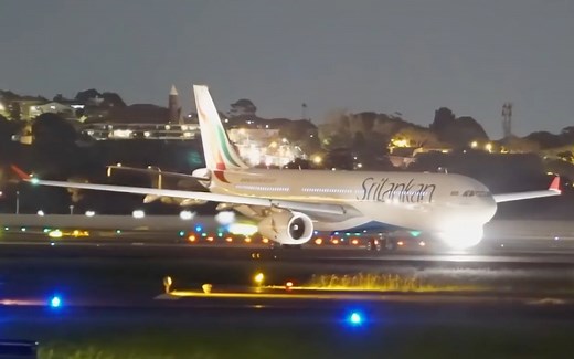 [4K] 悉尼机场夜幕中的起降：AMAZING Late Night TAKEOFFS and LANDINGS at Sydney Airport [SYD]