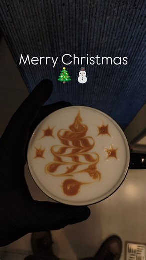 Hamidreza Ebrahimzadeh on Instagram‎: "ایده جدید برای کریسمس 🎄. . 🎥 For longer and higher-quality videos from behind the bar — where you see the real life of a barista — check out my YouTube channel. 🔗 Link in bio! 🎥 برای ویدیوهای طولانی‌تر و با کیفیت‌تر از پشت بار، جایی که زندگی واقعی یک باریستا رو می‌بینی، حتماً سر بزن به یوتوب‌م. 🔗 لینک داخل بیو هست! YouTube: hamid barista pov . . #coffee #pov #reels #espresso #barista cafe takeaway insta360 latte mocha icedcoffee swan latteart rosetta t