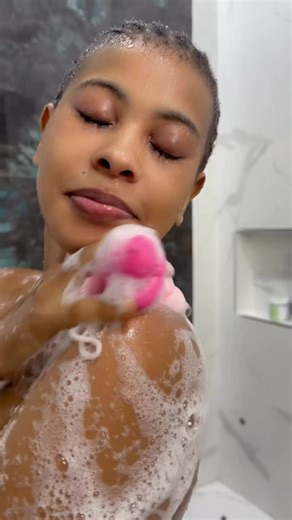 Nasma Hassan Athumani on Instagram: "After Gym Na Mizunguko Yako Ya Kila Siku Tumia Bodyguard Wash Ili Kuondoa Bacteria Zote Ulizokutana Nazo Huko..Povu Kwa Wingi Na Harufu Nzuri Pia Kutoka @ematscents ✨"