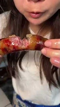 一口爆汁的香肠😋腊香味儿十足，没有添加剂防腐剂，正宗四川的麻辣味儿和川味，麻香四溢，腊香四溢，喜欢的朋友可以带点回去尝尝#腊肉香肠 #麻辣香肠 #四川麻辣香肠