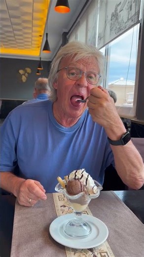 Eating ice cream with my left hand #icecream #food #dessert #chocolate