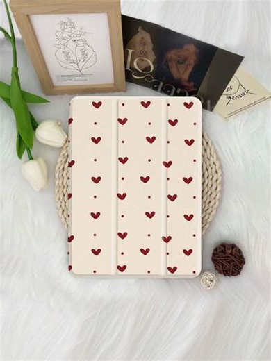 Kingsung Custodia protettiva per tablet con motivo a pois a forma di cuore, adatta per 9.7/10.2/10.5/10.9/12.9/Pro 11, 10a generazione, Galaxy Tab S6 Lite 10.4 pollici, Kindle Paperwhite 12a generazione (rilascio 2024), Kindle 11a generazione (rilascio 2022), Kobo Clara Colour, morbida e antiurto, con funzione di supporto smart/risveglio/sospensione automatica | SHEIN