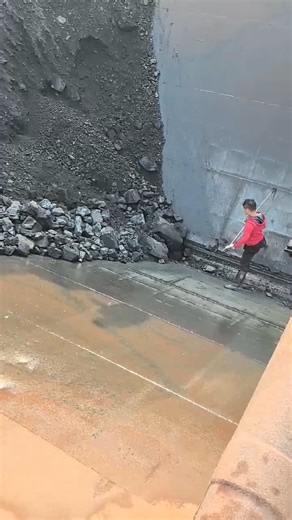 The sand collapsing is the coolest scene in the unloading operation. #unloading #dailywork #satisfying #whitenoise | USA Machines Channel