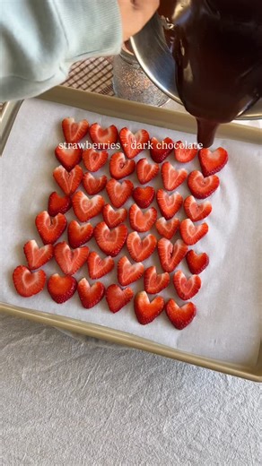 Cera Ruby on Instagram: "Chocolate Strawberry Bark 🍓 Heart-shaped strawberries, kid-approved, and no bake! The sweetest Valentine’s Day treat. Here is how to make it: Ingredients • fresh strawberries • chocolate chips Recipe: 1. Line a baking sheet with parchment paper 2. Wash, dry, cut, and arrange strawberries on sheet 3. Melt the chocolate 4. Pour the melted chocolate over the strawberries and spread evenly 5. Add sea salt and crushed freeze dried strawberries 6. Chill for 30 minutes, or unt