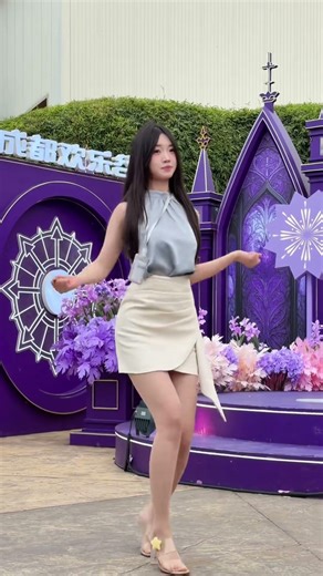 这个工牌真碍事儿！！！！ #大长腿小蛮腰 #美女 #小短裙 #成都欢乐谷