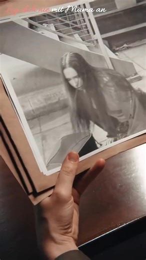 Sehen 👉https://cps-front.shorttv.live/app-api/ext/20251108SXaXUuk9cO 🌟 Beth Keller, die legendäre Kommandantin des 7. Spektralregiments, wurde schikaniert, entführt und gefoltert. Dennoch kämpft sie gegen die Vier Familien und Viktors Syndikat, um ihre Tochter Emily zu retten. Beth sinnt auf Rache, was schließlich zu einer gewaltsamen Auseinandersetzung auf dem Anwesen der Chambers führt, um Emily vor dem Tribut zu bewahren. 🌹🌹🌹 # ShortMax | Leland Morton