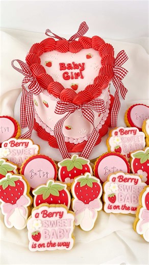 💗EVIES BERRY FIRST BIRTHDAY💗🍓 A heart shaped cake & matching cupcakes for Evie’s berry first birthday🍰✨ soft pink buttercream, hand-piped details, gingham bows with the cutest strawberry touches🍓💗 Colours- @rainbow_dust_colours Name stamp- @_euforylab_ #berryfirstbirthday #heartcake #luxurycakes #lancashirebaker #bespokecakes