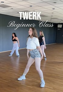 ✨Du hast Lust, etwas Neues auszuprobieren? Dann schau doch gerne mal vorbei bei unserer TWERK BEGINNER Class mit Ciri!✨ Egal ob Anfänger oder mit Tanzerfahrung - jede*r ist willkommen. Trau dich, komm vorbei und hab Spaß an Bewegung, Musik und einer tollen Gemeinschaft. 📍Dance Company Leipzig 👤Mit @ciridivine 🗓️Jeden Freitag ⏰19:00-20:00 Uhr Wir freuen uns auf dich! 💗 #DanceCompanyLeipzig #Leipzig #dance #twerk #fy