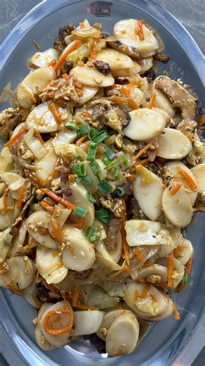 Sandrine on Instagram: "SÉRIE SPÉCIALE : le Nouvel an Lunaire 🧧 Les galettes de riz sautées Recette pour 4-5 personnes Ingrédients : - 300g de galettes de riz frais - 3 shiitakés - 2 tranches de porc séché (dispo dans les supermarchés asiatiques) - 1 carotte - 1/4 de chou pointu - 2 œufs - 1 échalote (ou 1 oignon) - 2 gousses d’ail Sauce : - 1 cas de sauce soja claire - 1 cas de vin de cuisson - 1 cas de sauce huître - 1/2 verre de jus des shiitakés - 1/3 de verre d’eau - poivre 1️⃣Réhyd