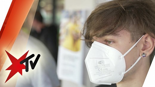 460K views · 6.9K reactions | Um endlich seinen Lieblingsverein zu finden, reist der junge Autist Jason Woche für Woche mit seinem Vater durch Deutschlands Fußballstadien. Im Film "Wochenendrebellen" mit Florian David Fitz wurde diese Geschichte jetzt verfilmt. stern TV hat Jason und seinen Vater ins Stadion begleitet. | stern TV | Facebook