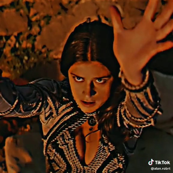 Anya carregando o peso de ser sempre uma feiticeira poderosa!! #yenneferofvengerberg #circedccomic #circedc #yenneferthewitcher #dccomics #circedcuniverse #anyacharlotta #comandodascriaturas #feiticeira