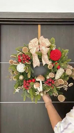 Easy DIY Holiday Wreath Anyone Can Try!