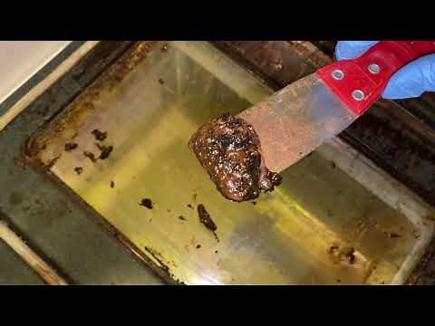 CLEAN YOUR OVEN WITH BAKING SODA & DAWN DISH SOAP