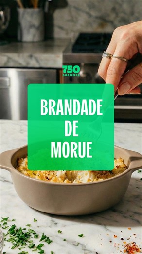 Aujourd’hui c’est... Brandade de morue !!!🐟 Une recette qui risque d’en ramener plus d’un en enfance 🤭 500 g de dos de cabillaud (ou queue, sans la peau) 2 pincées de sel ou sel fin 1 kg de pomme de terre à purée 2 gousses d’ail 50 cl d’eau 50 cl de lait 1 bouquet de bouquet garni 4 c. à s. d’huile d’olive ½ botte de ciboulette 2 c. à s. de chapelure Lavez et épluchez les pommes de terre, puis coupez-les en rondelles épaisses. Plongez-les au fur et à mesure dans un saladier d’eau froide afin d