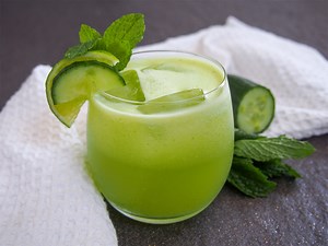 This cucumber agua fresca is bright, light and refreshing. It comes together easily with just a few simple ingredients and is perfect to cool you down on a warm day. (Plus a great family-friendly option for Cinco de Mayo). https://www.carolinescooking.com/cucumber-agua-fresca-agua-de-pepino/ | Caroline's Cooking | Facebook