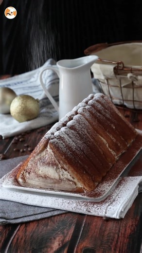 Bûche sans moule en forme de chalet façon tiramisu : le dessert de fête sans chichi 🎄 Un dessert de fêtes simple mais bluffant, une bûche façon tiramisu sans moule, parfaite à réaliser en famille! 🍽️ Ingrédients (pour 8 personnes) 45 boudoirs (ou 36 biscuits cuiller) 30 cl de crème liquide entière (30 % MG, bien froide) 250 g de mascarpone (bien froid) 30 g de sucre glace 1 c. à café d’extrait de vanille 10 cl de café (pour imbiber les biscuits) 3 c. à café de cacao en poudre non sucré ( /-) D