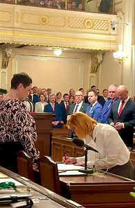 Dnes jsem složila poslanecký SLIB. 🙏 „Slibuji věrnost České republice. Slibuji, že budu zachovávat její Ústavu a zákony. Slibuji na svou čest, že svůj mandát budu vykonávat v zájmu všeho lidu a podle svého nejlepšího vědomí a svědomí.“ 🇨🇿 To Vám SLIBUJI na svou vlastní čest! Česká republika a zájmy našich občanů pro mě VŽDY byli, jsou a stále budou na 1. místě! ✌️ | Zuzana Majerová