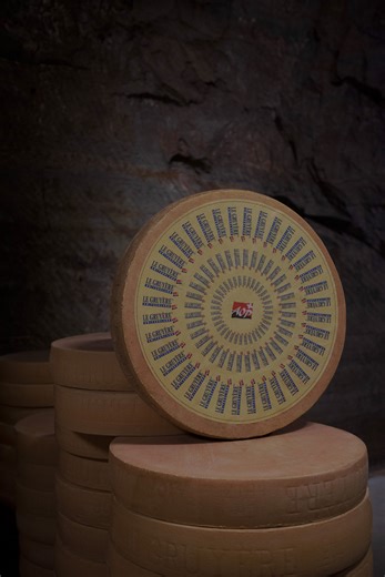 Ogni forma di Gruyère DOP racconta una storia che nasce tra i pascoli e le montagne del Canton Friburgo. Un formaggio che custodisce il gusto della tradizione, del sapere tramandato e il carattere autentico della sua terra d’origine. #formaggiosvizzero @gruyere_aop | Formaggio Svizzero