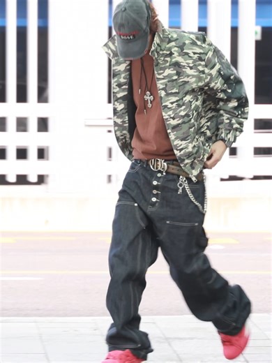 The 8's Bold Fashion Choices in K-Pop