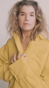 “Schönheit ist unglaublich subjektiv.” Wir haben Anke Engelke in Köln zum Cover-Shooting getroffen und mit ihr über Schönheitsdruck und den einzigen Nachteil am Älterwerden gesprochen. Die neue VOGUE-Ausgabe ist ab Dienstag, 1. März 2022 am Kiosk erhältlich – das Interview können Sie schon jetzt hier lesen >>> https://www.vogue.de/s/ankeengelke #voguegermany #voguemarch #ankeengelke . (Video: Claus @boheifilm; Styling: @vivianehausstein; Editor: @mariahunstig; Frisuren: @peggykurka mit Produkten