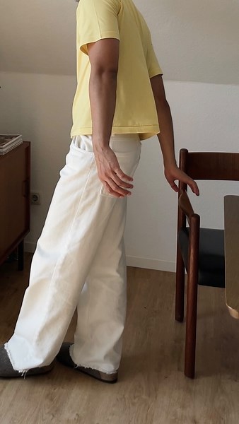 At Hergett on Instagram: "This is a super easy way to crop your T-shirts. If you have the patience (and a little skill) you could even do it without a sewing machine. I’m using this technique on all my T-shirts that are too long in my opinion and have done it with sweaters, knitwear and pants as well. There are more detailed tutorials out there but this gives you an idea of how easy it is :) #cropped#tshirtcropped#sewing#howtosew#tshirt#clothes#diyclothes#upcycle#upcycled#upcycling#upcycleclothi