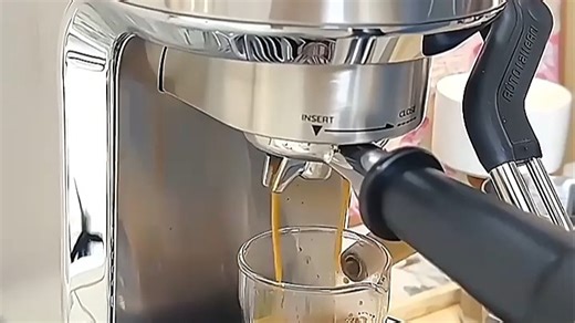 德龙EC950美式高级咖啡机，操作便捷稳定性强，轻松应对家庭与办公场景。一键制作意式浓缩、美式咖啡，智能温控确保每一杯醇香浓郁，打造专属咖啡时光。