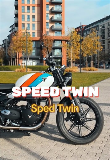 Vodim vas u Triumph salon! Triumph Speed Twin 900! Detaljan test! Triumph Speed Twin 900 je moderni retro motor koji spaja britanski stil, eleganciju i svakodnevnu praktičnost! 🇬🇧🔥 U ovoj detaljnoj recenziji vodim vas u Triumph salon, prikazujem sve dizajnerske i tehnološke detalje ovog modela, a zatim izlazimo na ulicu gde ga testiram u realnim uslovima. Sve to gledajte na YouTube kanalu Moto Dnevnik. #TriumphSpeedTwin900 #SpeedTwin #Triumph #MotoDnevnik #MotoRecenzija