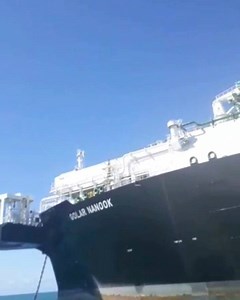 Olha o tamanho desse bicho! 🚢😆 _ O bichão é o navio da empresa Goolar que vai regazeificar o gás do Qatar e alimentar a usina termoelétrica de Sergipe na Barra dos Coqueiros. 🔝👏🏻👏🏻👏🏻 Uma verdadeira plataforma flutuante! _ A empresa vai aproveitar o gás excedente dessa operação e interiorizar o gás em Sergipe, levando em caminhões para bases de distribuição em Lagarto, Itabaiana e Nossa Senhora da Glória. Sergipe está mudando para melhor. 🚚 E o futuro está só começando! | Governo do Est