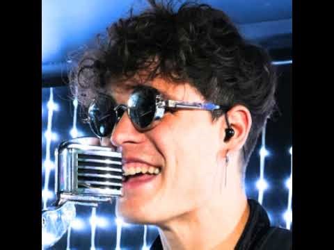 this one man band set up is next level...