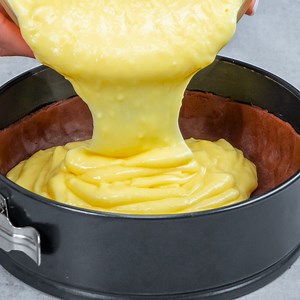 96K views · 745 reactions | Úžasný recept na dort s vanilkovým krémem - čistá láska! Korpus: mouka - 400 g máslo - 200 g moučkový cukr - 150 g žloutky - 2 ks kakao - 20 g Dáme vychladit na 30 min Krém: mléko - 300 ml zakysaná smetana - 200 g cukr - 140 g mouka - 40 g žloutky - 4 ks vanilkový cukr - 10 g mandlové plátky - 20 g voda - 10 ml Pečeme na 160 °C/45 minut Forma o průměru 20 cm | Cookrate - Czech | Facebook