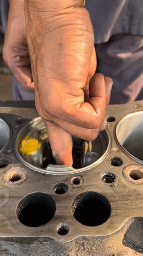 Truck engine piston cleaner, checking #mechanic #tipsandtricks #engine #reelsvideo #reels | Auto Engine repairing