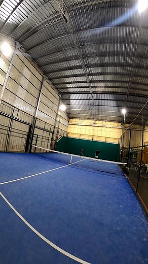 #padel en primera persona 🎾🥎🔥 - pov padel padel en primera persona - pov padel El deporte más lindo 💪 El pádel es un deporte estratégico y espectacular que está conquistando el mundo. Se juega en una cancha cerrada de 20x10, rodeada de paredes de cristal y malla que forman parte activa del juego, lo que da lugar a golpes sorprendentes y jugadas espectaculares. El pádel se juega en parejas, lo que lo convierte en un deporte muy social y divertido (algunos profesionales consideran que es un de