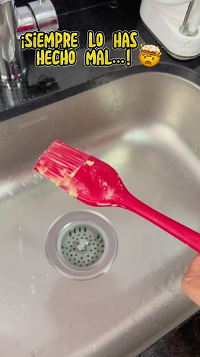 7.9M views · 10K reactions | ¿Sabías que esta es la forma correcta de lavar los utensilios llenos de grasa?  #home #CocinaLimpia #ideasen5minutos #lifehacks #ideas #limpieza #hometips | Tips de Lina | Facebook