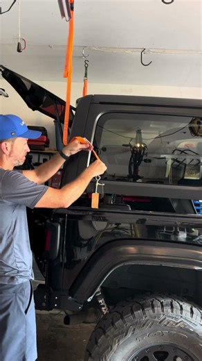 How to remove the hard top on a Jeep Wrangler JLU