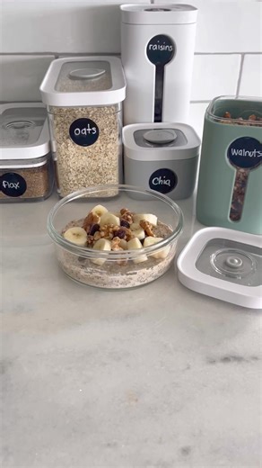 370K views · 787 reactions | I made this Cinnamon-Raisin Overnight Oats recipe for my brother, and now he’s hooked! It’s a heart-healthy, high-fiber breakfast that is easy to make and perfect to eat on the go. Recipe in the comments! | Skinnytaste | Facebook