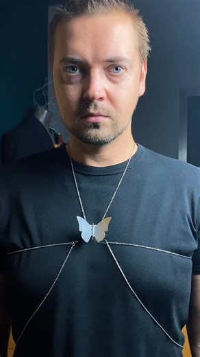 𝗜𝗹𝗹𝘂𝘀𝗶𝗼𝗻𝗶𝘀𝘁 𝗩𝗮𝗱𝗶𝗺 𝗚𝗼𝗿𝗱𝗲𝗲𝘃 on Instagram: "works from breathing #jewellery #joyas #accessories #accesorios #pulsera #design #diseño #art #arte #artecontemporaneo #contemporary #brooch #butterfly #mariposa #automata #automaton #mechanical #mecanicaljewelry #joyasmecanicas #mechanism #fashon #moda"