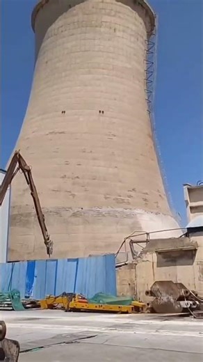 Perfectly Timed Explosions Make These Towers Collapse Smoothly